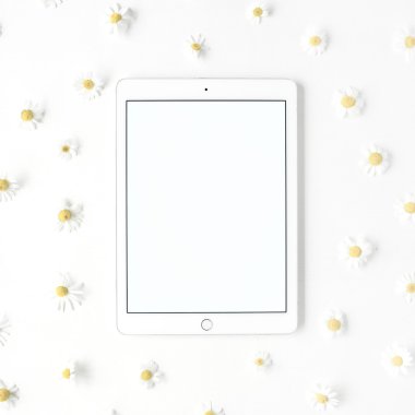 Tablet ve papatya tomurcukları 