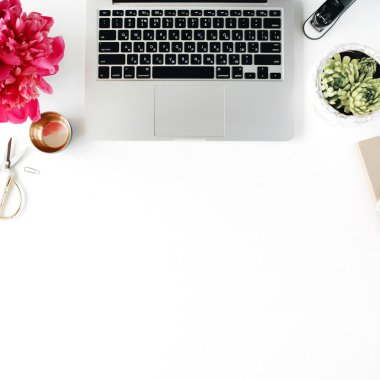 İşyeri dizüstü bilgisayar ile. Düz yatıyordu kompozisyon