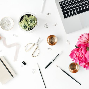 İşyeri dizüstü bilgisayar ile. Düz yatıyordu kompozisyon