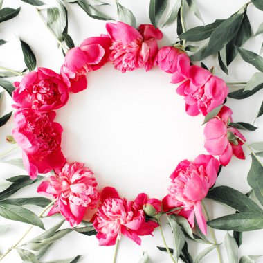 Arka plan çelenk çerçeve peonies ile.