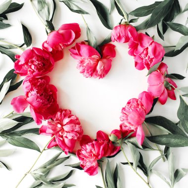 kalp çelenk çerçeve peonies ile.
