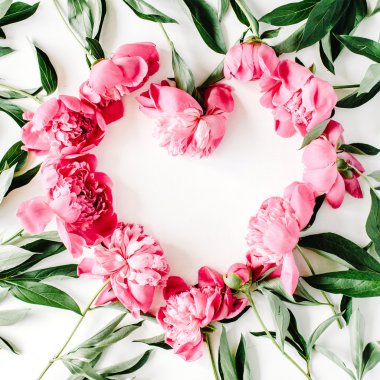 kalp çelenk çerçeve peonies ile.
