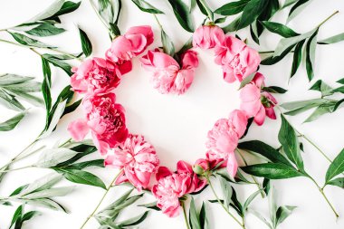 kalp çelenk çerçeve peonies ile.