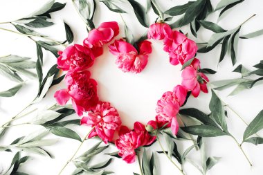 kalp çelenk çerçeve peonies ile