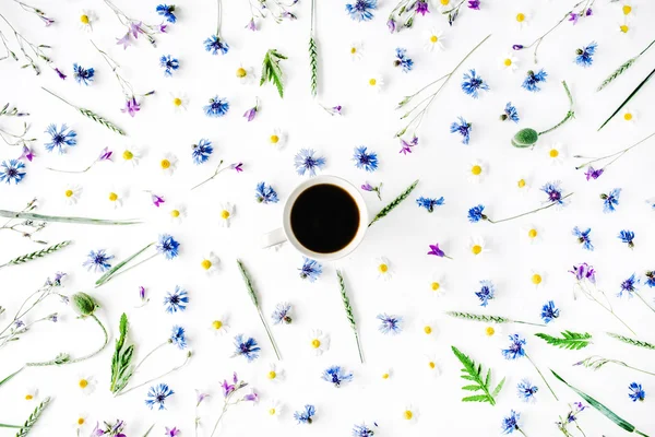 Tazza di caffè con fiore di camomilla — Foto Stock