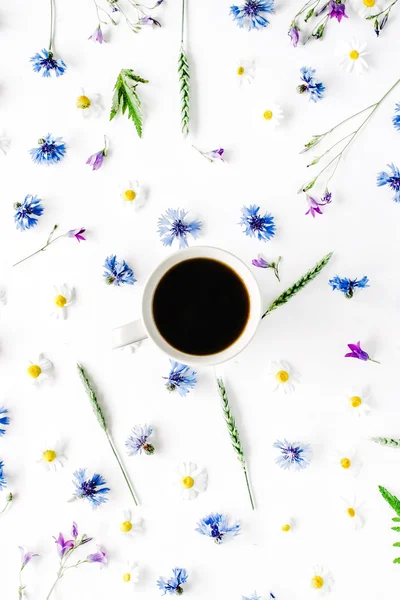 Taza de café con flor de manzanilla — Foto de Stock