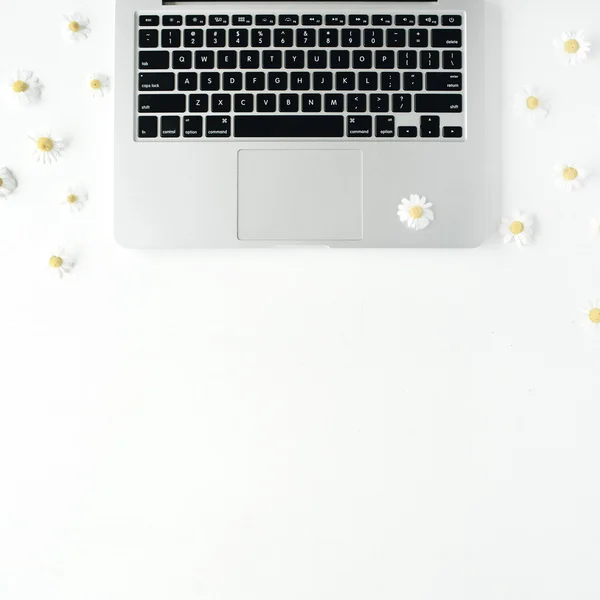 Arbeitsplatz mit Laptop. flache Verlegekomposition — Stockfoto