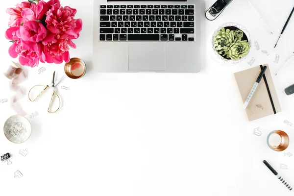 Werkplek met laptop. Plat lag samenstelling — Stockfoto