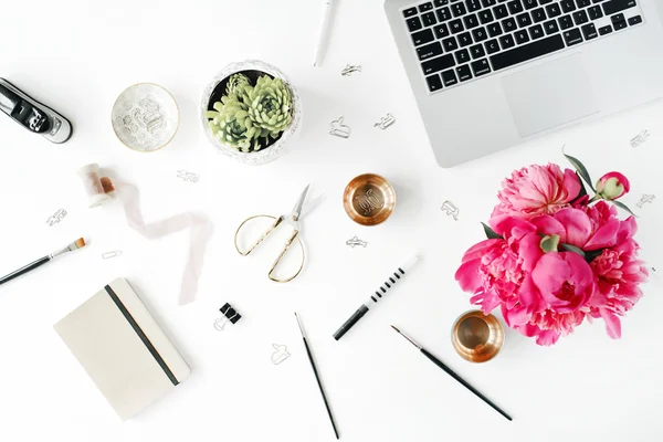 Werkplek met laptop. Plat lag samenstelling — Stockfoto