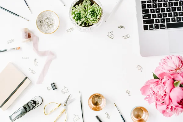 Werkplek met laptop. Plat lag samenstelling — Stockfoto