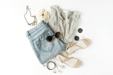 düz yatıyordu kadınsı nesneleri