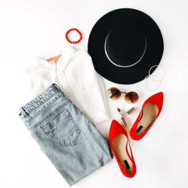 düz yatıyordu kadınsı nesneleri