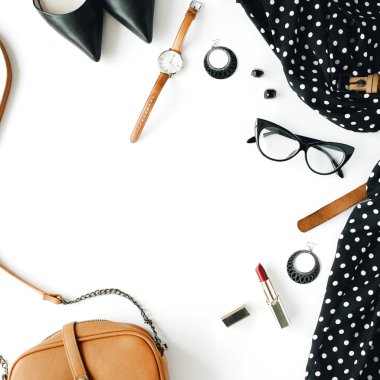 düz yatıyordu kadınsı nesneleri