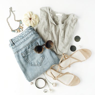 düz yatıyordu kadınsı nesneleri