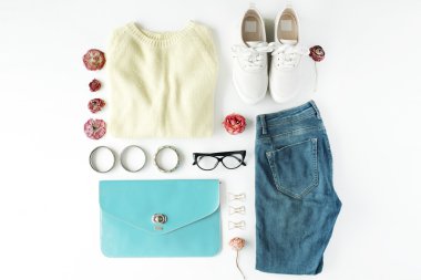 düz yatıyordu kadınsı nesneleri