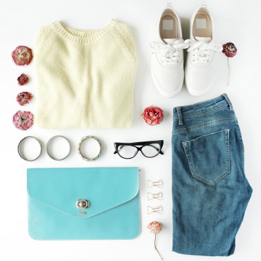 düz yatıyordu kadınsı nesneleri