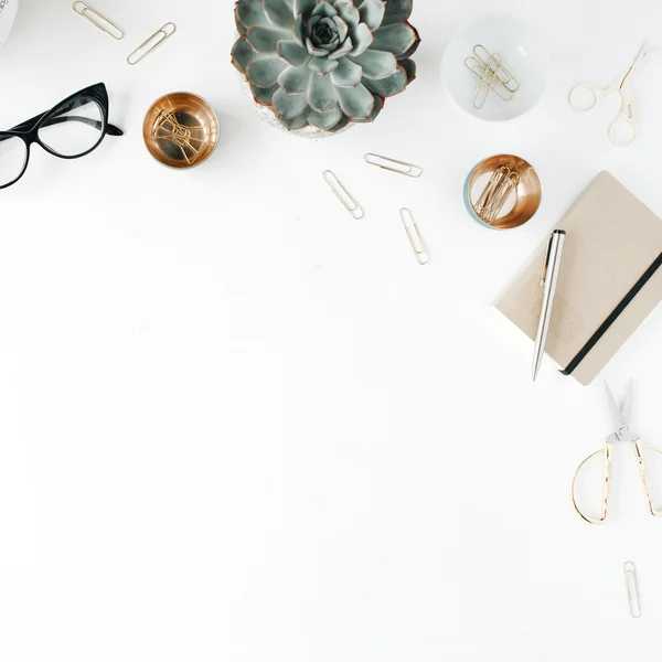 Espaço de trabalho feminino secretária — Fotografia de Stock