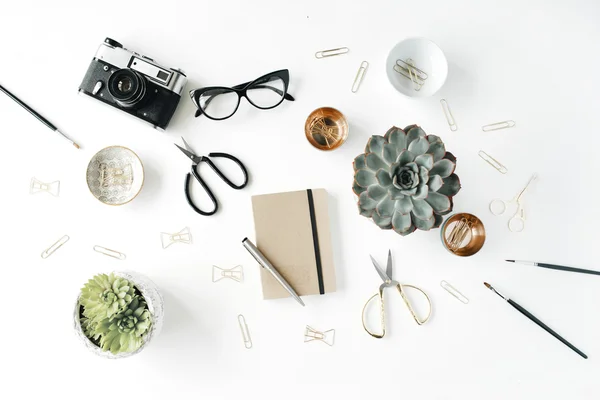 Espaço de trabalho feminino secretária — Fotografia de Stock