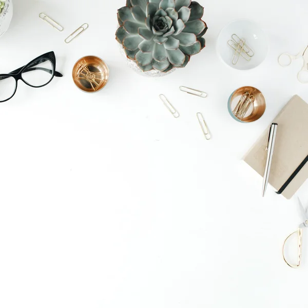 Espacio de trabajo de escritorio femenino — Foto de Stock