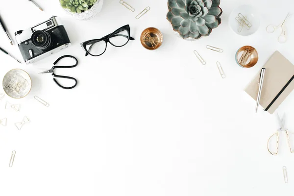 Espaço de trabalho feminino secretária — Fotografia de Stock