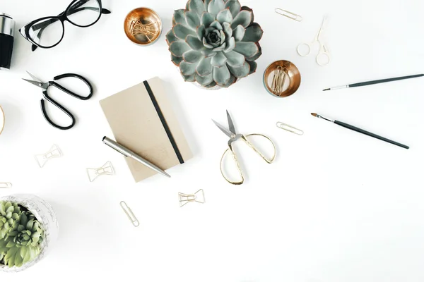 Espaço de trabalho feminino secretária — Fotografia de Stock