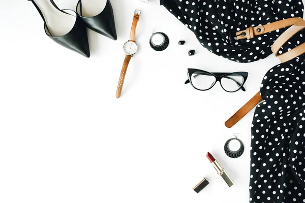 düz yatıyordu kadınsı nesneleri