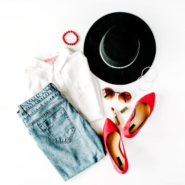 düz yatıyordu kadınsı kıyafetler 