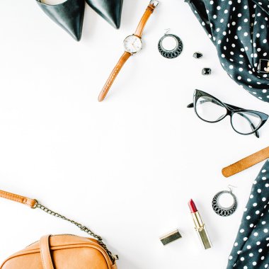 düz yatıyordu kadınsı kıyafetler