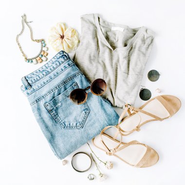 düz yatıyordu kadınsı kıyafetler