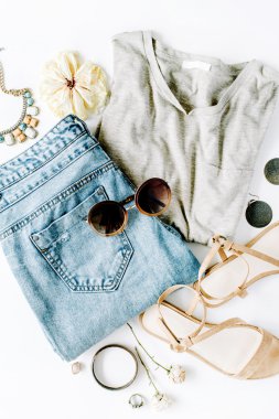 düz yatıyordu kadınsı kıyafetler