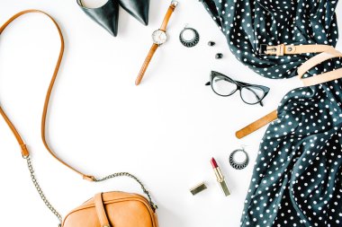 düz yatıyordu kadınsı kıyafetler