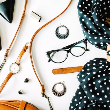 düz yatıyordu kadınsı kıyafetler