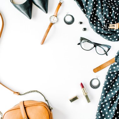 düz yatıyordu kadınsı kıyafetler