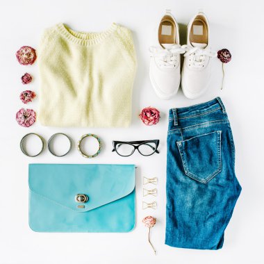 düz yatıyordu kadınsı kıyafetler