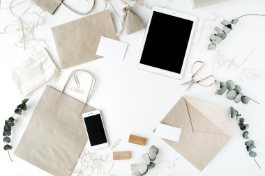 tablet ile Resepsiyon çalışma alanı