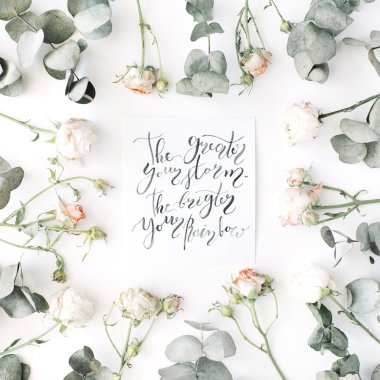 pembe güller ve okaliptüs dalları ile kağıt