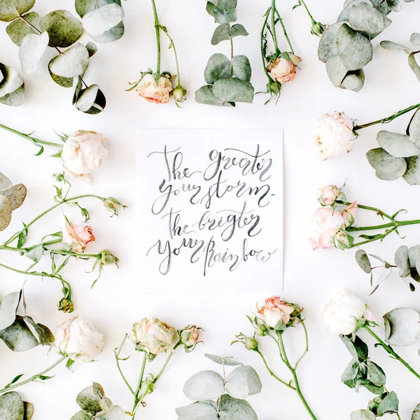 Gaya kaligrafi di atas kertas dengan mawar merah muda — Stok Foto