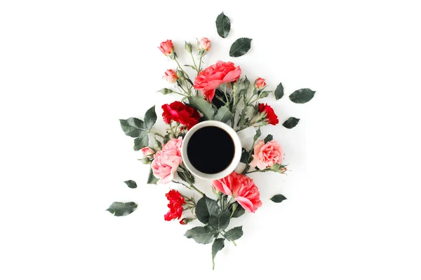 Tazza di caffè con rose rosa e fiori — Foto Stock