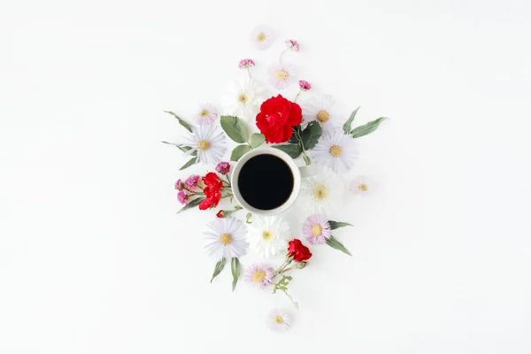 Tazza di caffè con rose e fiori — Foto Stock