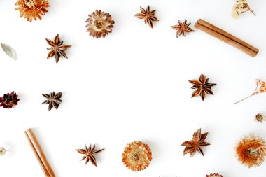 tarçın ve kakule çerçeve çelenk desen yuvarlak