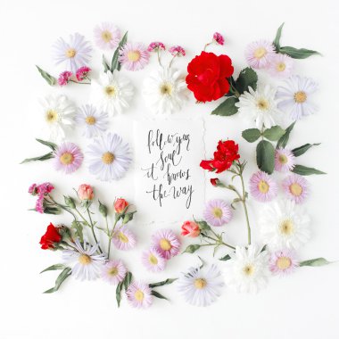 hat tarzda kağıt üzerinde gül ile yazılmış.