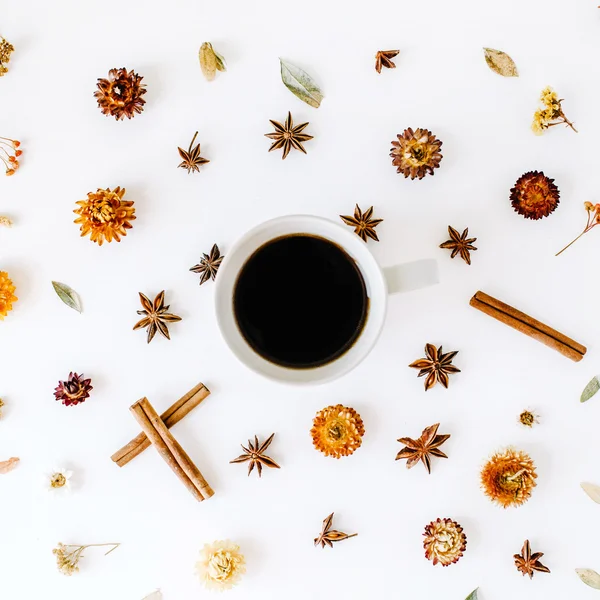 シナモンとコーヒーのマグカップ — ストック写真