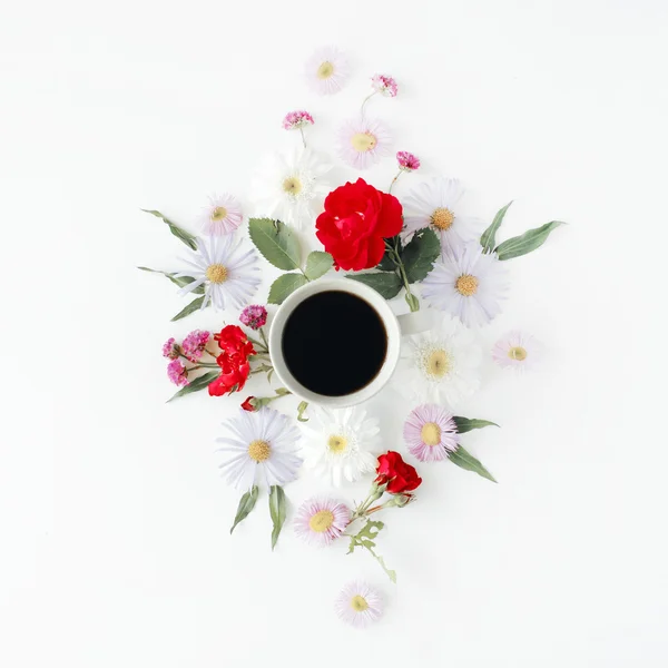 Tazza di caffè con rose e fiori . — Foto Stock