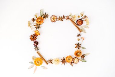 tarçın ve kakule çerçeve çelenk yuvarlak