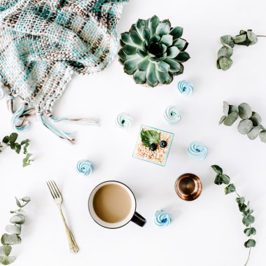 Sütlü kahve ile kahvaltı kompozisyon