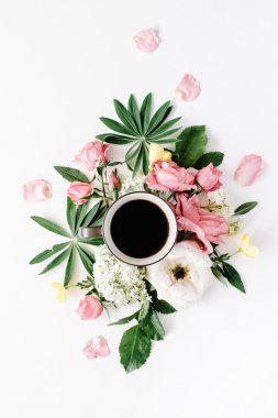 siyah kahve kupa, pembe güller 