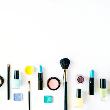 düz yatıyordu kadın kozmetik kolaj  