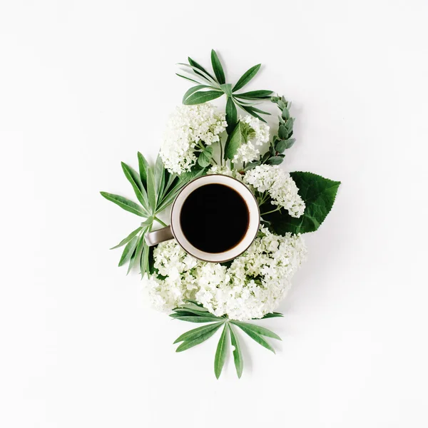 Fekete kávé bögre és fehér Hortenzia virágok — Stock Fotó