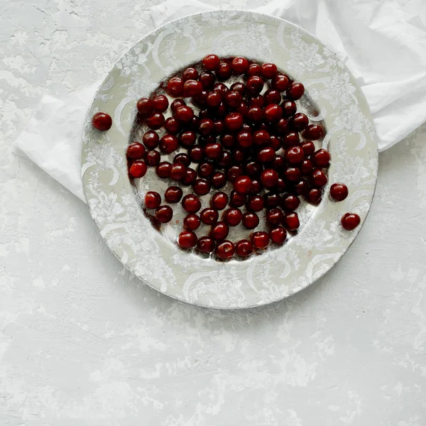 Cereja na bandeja retro dourada — Fotografia de Stock