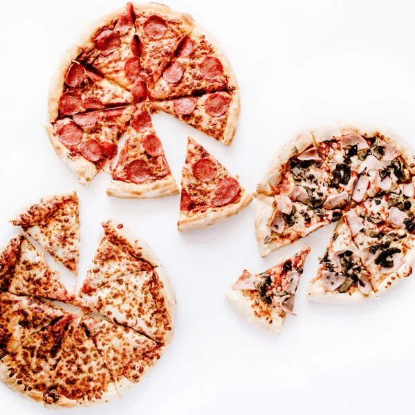 Tre pizzor isolerade på vitt — Stockfoto